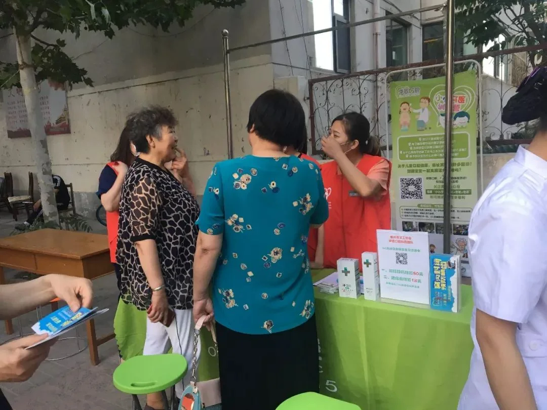 伊恩爱牙帮志愿者在文化节现场向居民进行口腔健康讲解。