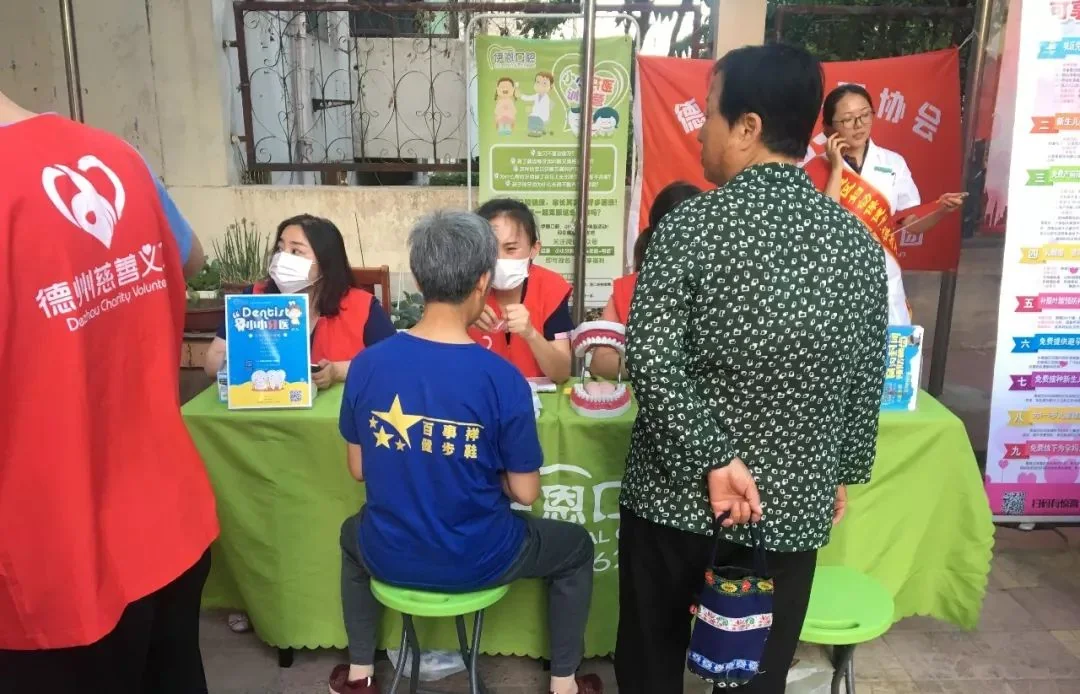 居民在公益服务点接受基础口腔筛查和健康咨询。