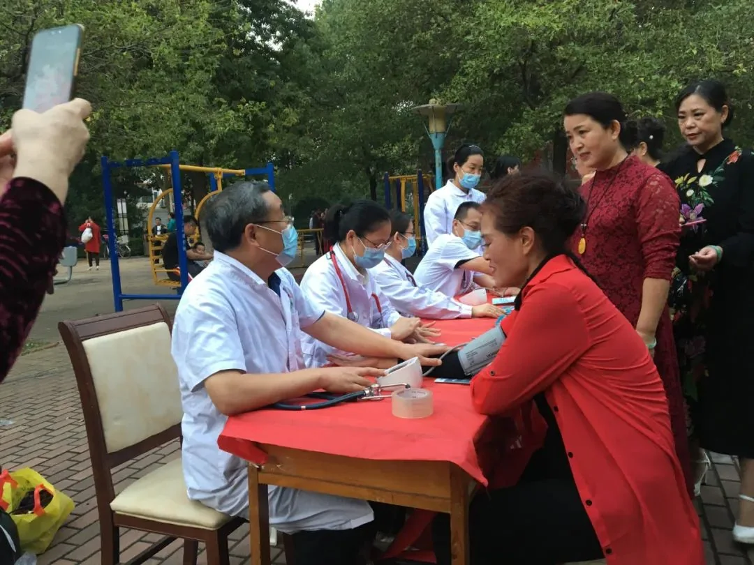 伊恩口腔工作人员在社区为居民提供基础口腔筛查和健康说明。