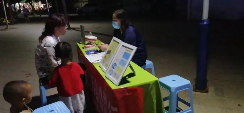 晚间社区服务现场，工作人员继续进行口腔健康科普。