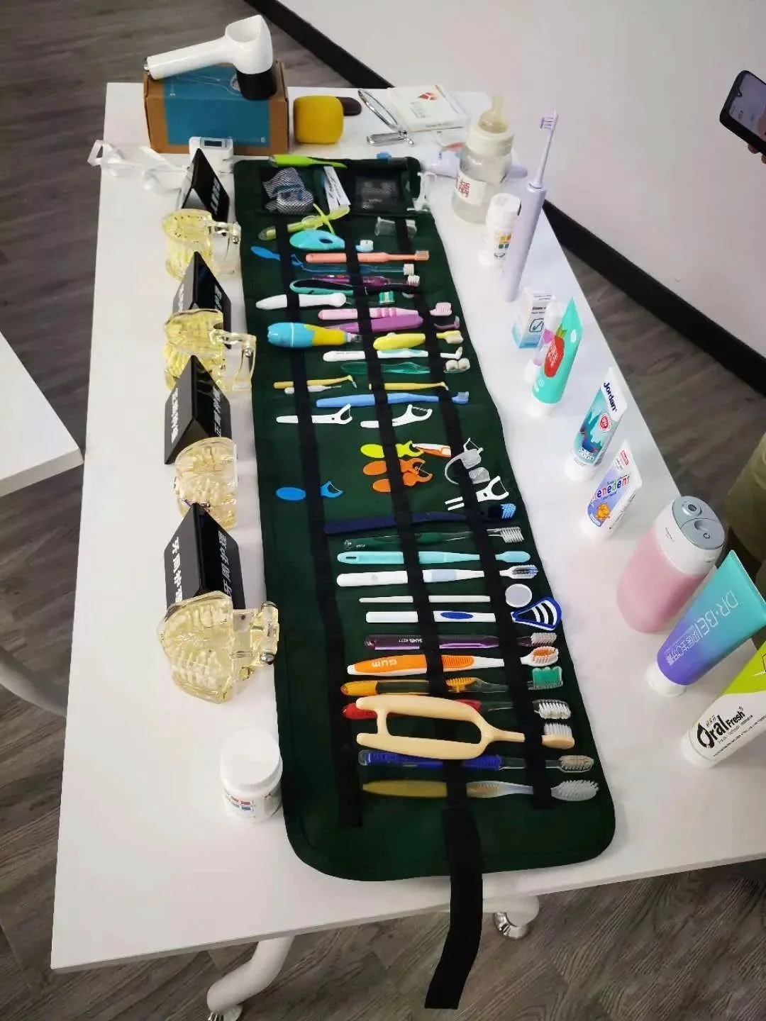 活动现场展示的牙齿模型、牙刷、牙线及口腔护理用品。