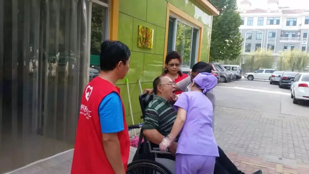 户外服务点为行动不便老人提供基础口腔筛查。