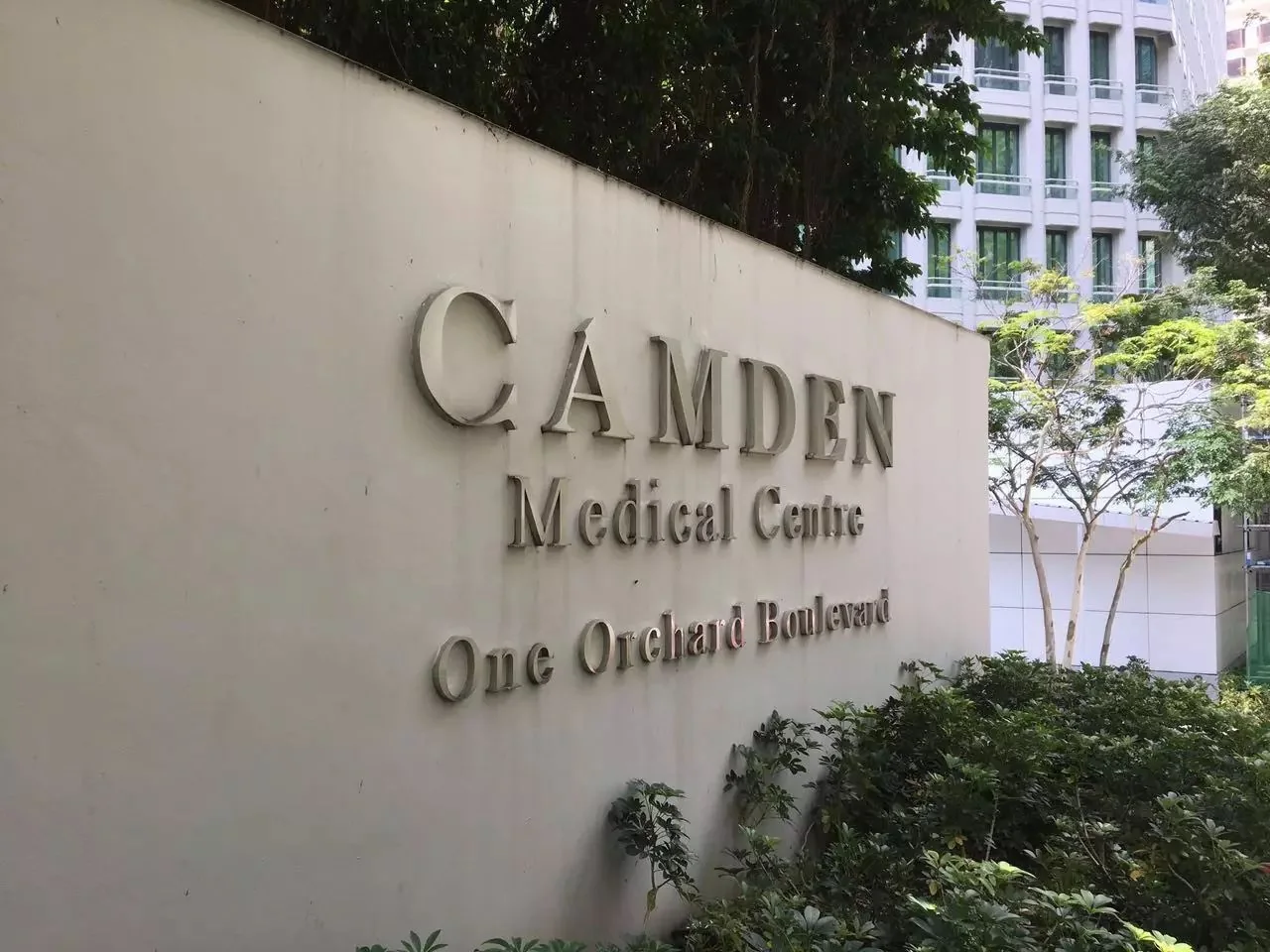 新加坡Camden Medical Centre外墙标识,照片中可见One Orchard Boulevard地址信息。