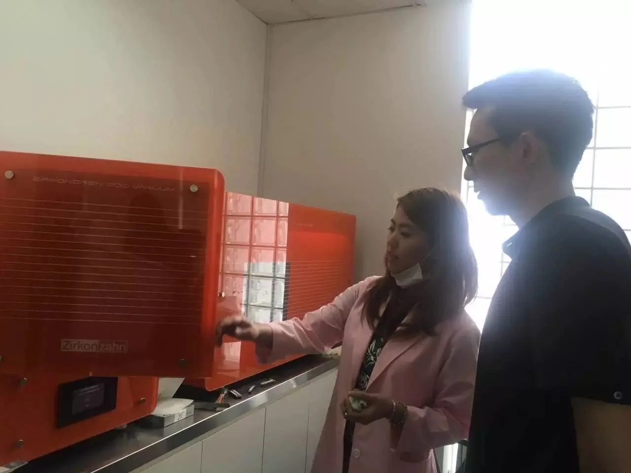 T32工作人员向伊恩口腔参访人员介绍数字化牙科设备及相关操作思路。